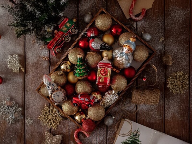 Hoe combineer ik verschillende soorten kerstballen en ornamenten?