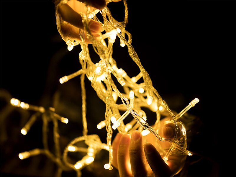 Hoe hang ik veilig kerstverlichting binnen en buiten op?