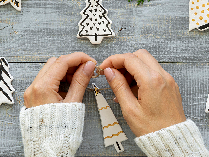 Wat zijn leuke DIY-ideeën voor kerstdecoratie met kinderen?