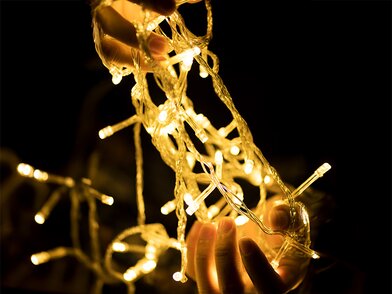 Hoe hang ik veilig kerstverlichting binnen en buiten op?