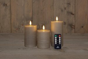 Anna's Collection LED-stompkaarsen rustiek met 3D-vlam taupe - set van 3 - H 10/12,5/15 x Ø 7,5 cm - afbeelding 2
