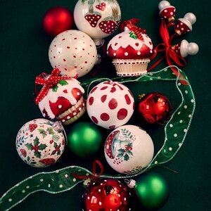 Kerstbal foam - D8cm Groen/rood - 2 Varianten - afbeelding 2