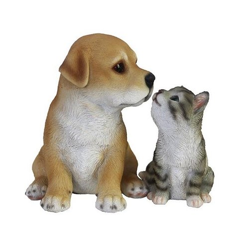 Labrador pup met kitten zittend