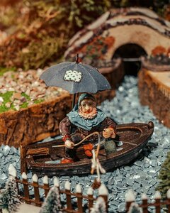 Luville Kerstdorpminiatuur Efteling Kabouter in boot - L 9,5 x B 4,5 x H 6,5 cm - afbeelding 2